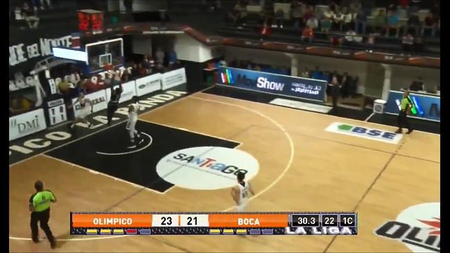 Cubano destrozó un tablero con bestial clavada en el baloncesto argentino