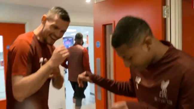 La felicidad del camarín de Liverpool tras la hazaña ante FC Barcelona