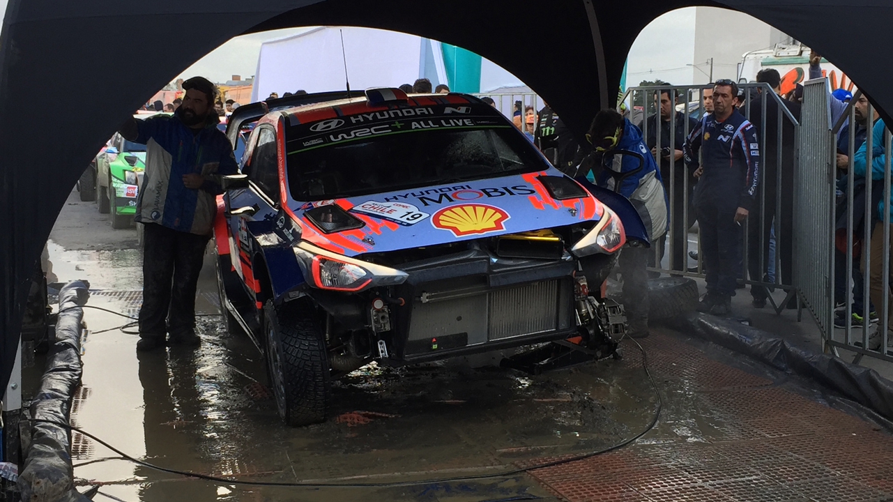 El lavado de los vehículos que compiten en el Rally de Chile 2019