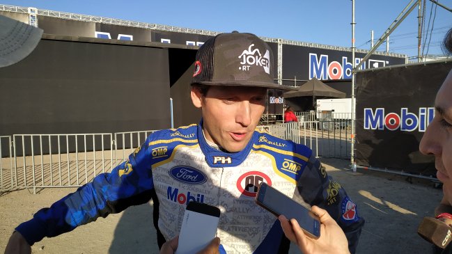 Hincha de U. de Chile agredió a Pedro Heller en largada protocolar del Mundial de Rally