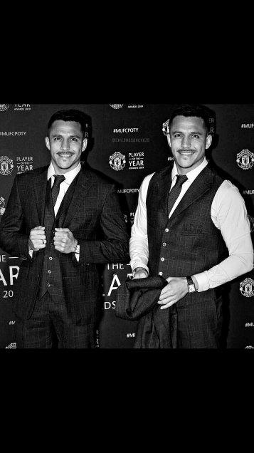 La elegancia de Alexis Sánchez en premiación al jugador del año de Manchester United
