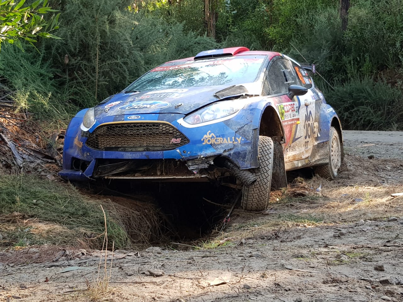 Pedro Heller se volcó durante la primera especial en el Mundial de Rally en Concepción