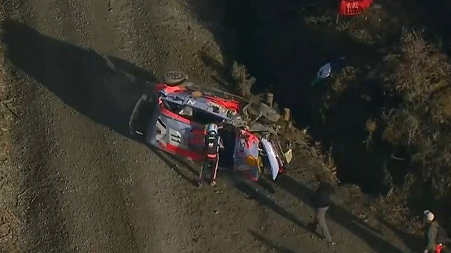 El líder del Mundial se volcó en la octava etapa del Rally de Chile