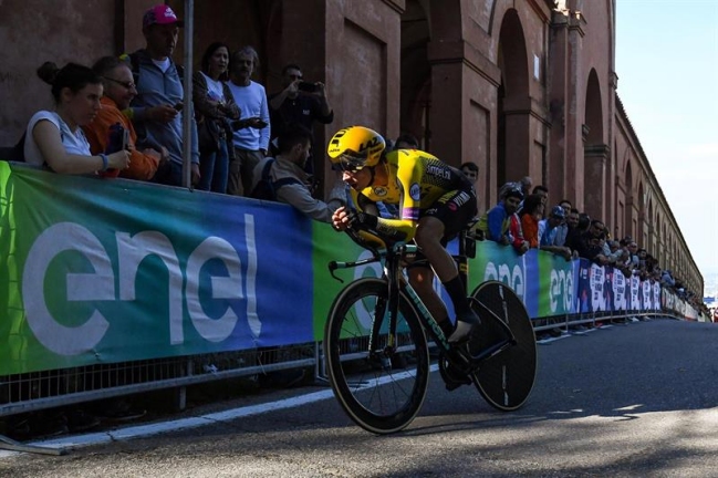 Primoz Roglic voló en la contrarreloj y es líder provisional en el Giro de Italia