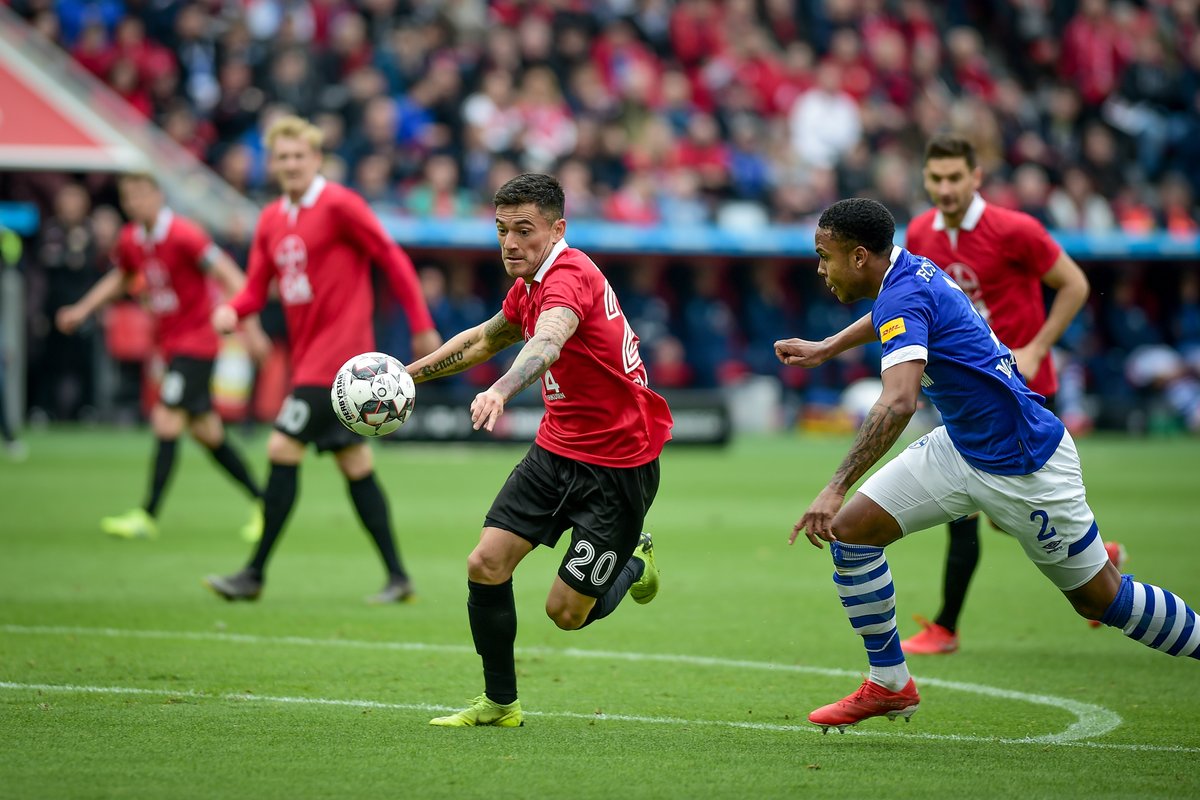 Bayer Leverkusen de Charles Aránguiz salió de la zona de Champions tras empatar con Schalke 04