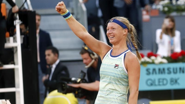 Kiki Bertens derribó con claridad a Simona Halep y se quedó con el título en Madrid