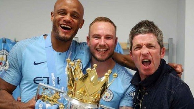 Noel Gallagher hizo delirar al vestuario de Manchester City cantando Wonderwall