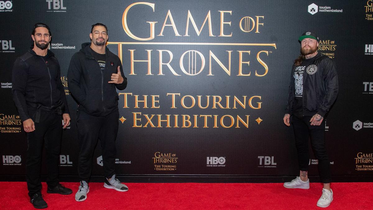 Seth Rollins, Roman Reigns y Aleister Black visitaron exhibición de Game of Thrones