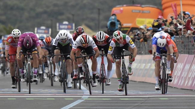 Gaviria se benefició de la descalificación de Viviani para celebrar en el Giro