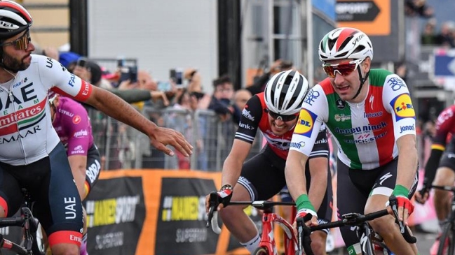 Esprint indebido de Viviani y triunfo de Gaviria marcaron la tercera etapa del Giro de Italia