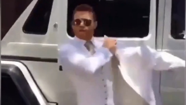 “Canelo” Alvarez recriminó elegantemente a los reporteros que llegaron al bautizo de su hijo