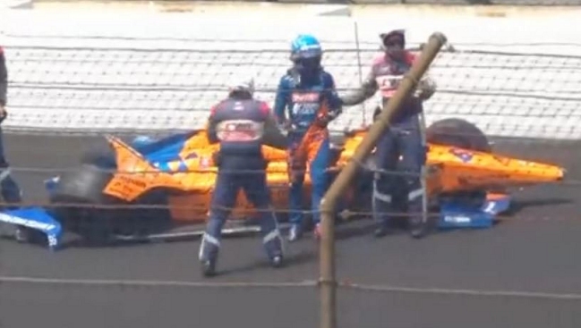 Fernando Alonso salió ileso tras este duro choque contras los muros en Indianápolis
