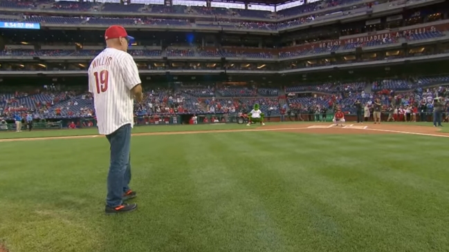 Bruce Willis recibió pifias en un estadio de beisbol por su displicente lanzamiento ceremonial