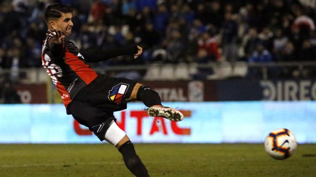 Jason Flores marcó en el arco de Universidad Católica con una tremenda volea