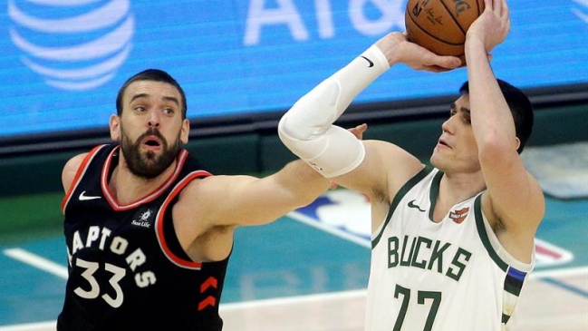 Milwaukee Bucks tumbó a Toronto Raptors y amplió su ventaja en la final del Este