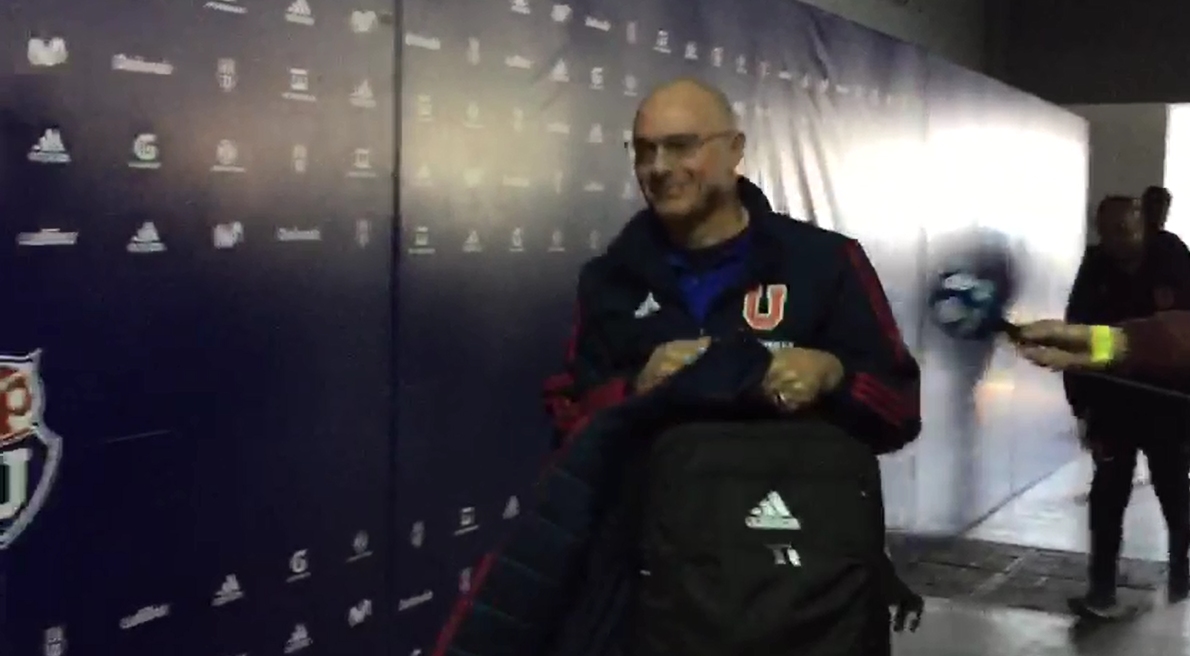 Un sonriente Arias apareció durante el ingreso de Colo Colo al Nacional