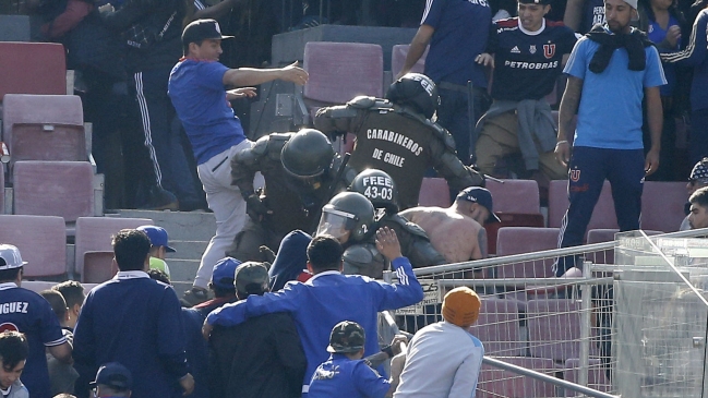 Barristas de la U se enfrentaron con Carabineros y realizaron destrozos en el Estadio Nacional