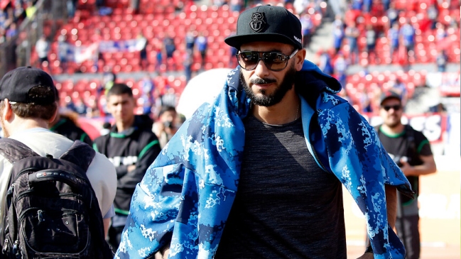 Johnny Herrera fue obligado a abandonar la cancha por el cuarto árbitro en el Superclásico