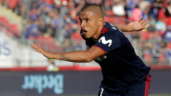 Leandro Benegas de cabeza puso en ventaja a la U sobre Colo Colo en el Superclásico