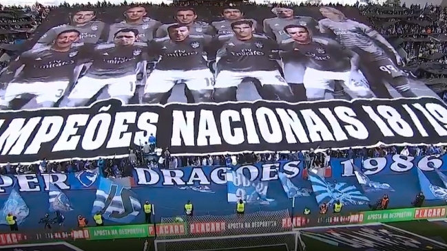Hinchas de Porto mostraron lienzo con los árbitros de Portugal vistiendo la camiseta de Benfica
