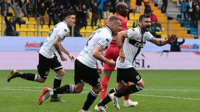 Parma de Francisco Sierralta doblegó a Fiorentina y aseguró su permanencia en la Serie A