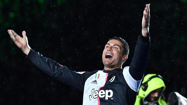 A Cristiano Ronaldo se le resbaló el trofeo de la Serie A y golpeó a su hijo en el rostro