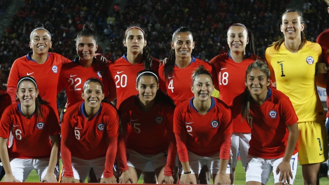El vibrante canto del himno chileno en el Estadio Nacional en la despedida de la Roja femenina
