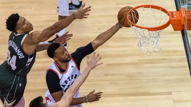 Toronto Raptors sufrió para vencer a Milwaukee Bucks y descontar en la final del Este