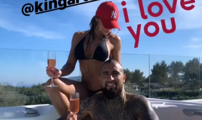 El cariñoso saludo de la novia de Arturo Vidal al Rey: Mi papasito que Dios te bendiga
