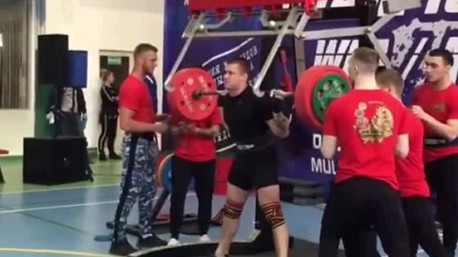 Joven pesista ruso se quebró una pierna al intentar levantar 250 kilos