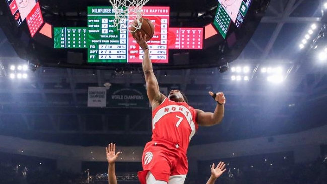 Toronto Raptors tomó ventaja sobre Milwaukee Bucks y puede cerrar en casa el paso a la final de la NBA
