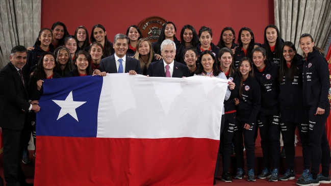 La Roja femenina visitó La Moneda previo al viaje a Francia para disputar el Mundial