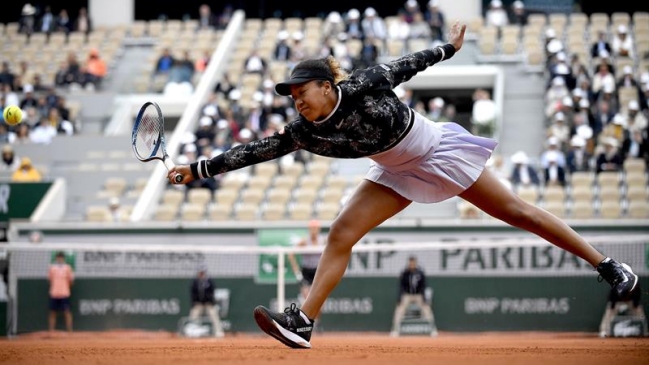 Naomi Osaka se repuso de un pésimo inicio y superó la primera ronda en París