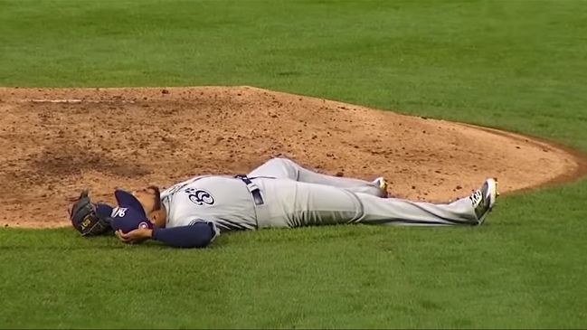 La atrapada al estilo “Matrix” que sorprendió en un duelo de béisbol