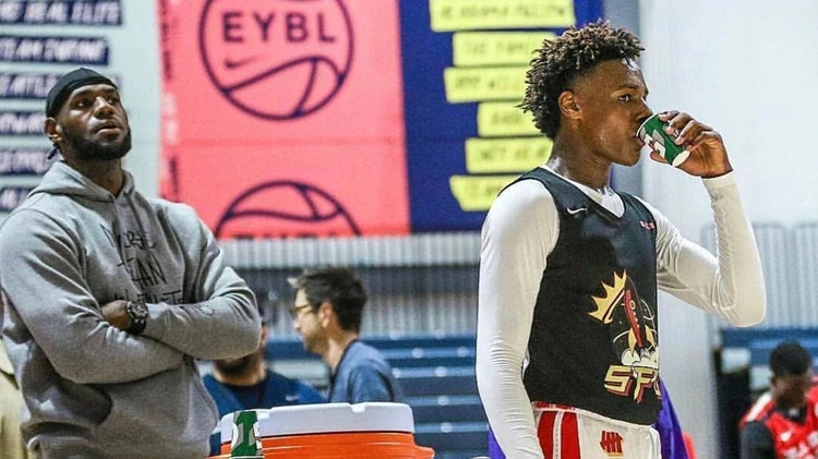 El heredero del Rey: El hijo de LeBron emuló icónica jugada de su padre