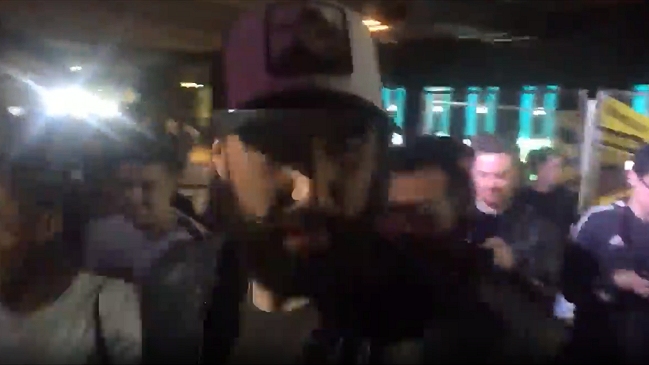 “Dale, capitán”: La calurosa recepción a Claudio Bravo en evento de una firma deportiva