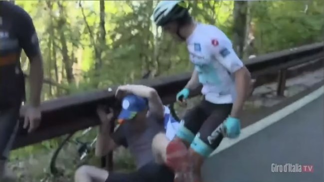 Giro de Italia: Competidor desató su furia con aficionado que lo derribó a poco de terminar una etapa