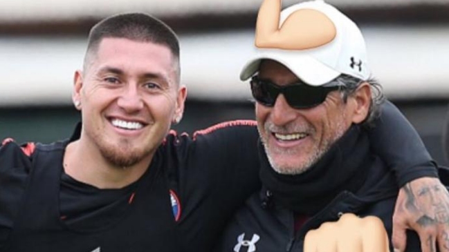 Nicolás Castillo compartió una foto con Mario Salas y le borró los escudos de Colo Colo