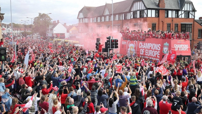 El multitudinario festejo de Liverpool por las calles de la ciudad con el trofeo de la Champions
