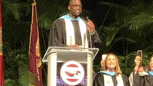 Dwyane Wade sorprendió en graduación de una escuela que fue víctima de un tiroteo