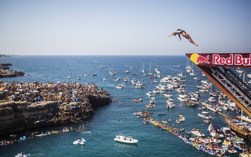 ¡Impresionante! Clavadistas sorprendieron con sus maniobras en el Red Bull Cliff Diving en Italia