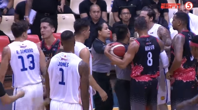 En Filipinas el baloncesto es deporte nacional y así queda reflejado en este pelea