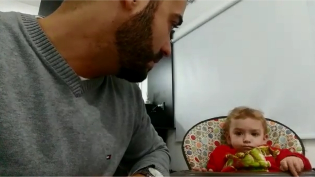 Niño quiere ser de Boca Juniors y su padre le insiste en que hinche por Independiente