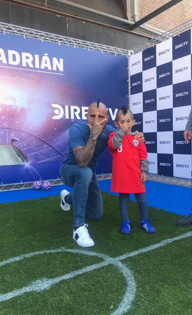 Cumplió su sueño: Arturo Vidal compartió con niño iraní que viajó a conocerlo