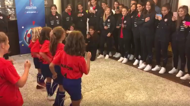 La tierna recepción a la Roja femenina en Nantes