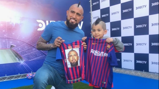 Niño iraní y encuentro con Arturo Vidal: Recibió una camiseta, jugó y hasta se subió al auto de su ídolo