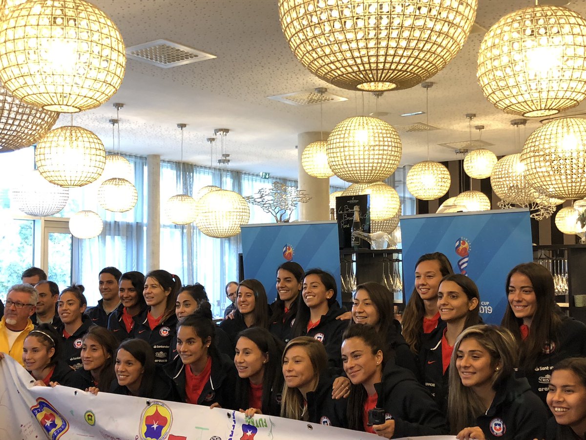 Con bailes y regalos: Así recibieron a la selección chilena femenina en Francia