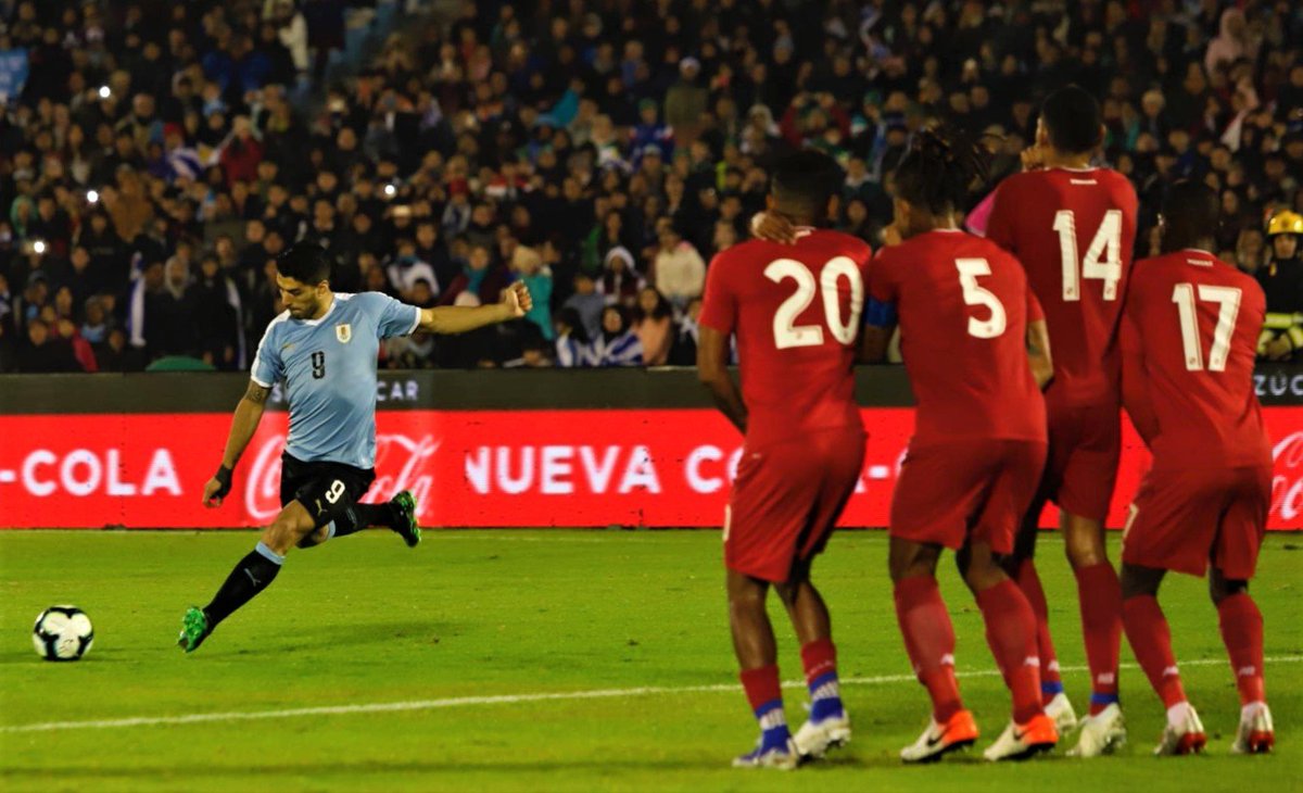El golazo de tiro libre de Luis Suárez a Panamá en su regreso a la selección uruguaya