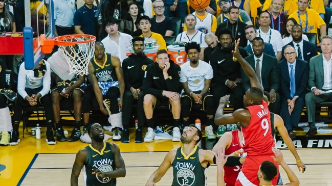 Ibaka y Kawhi Leonard guiaron el contundente triunfo de los Raptors sobre Golden State Warriors