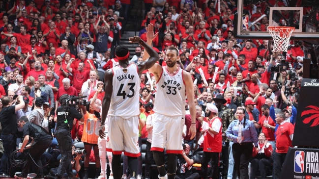 Golden State Warriors venció en la agonía a los Raptors y aplazó la definición en la NBA